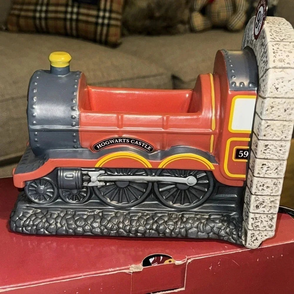 NWT SCENTSY Harry Potter Platform 9 3/4 Full Size Wax Melt Warmer Plug In - Picture 10 of 16